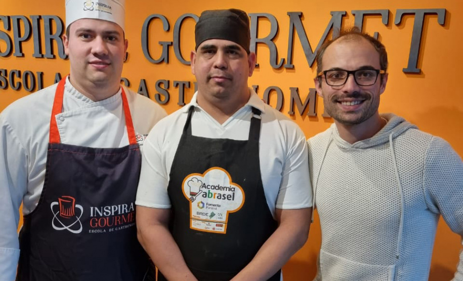 Imigrantes estrangeiros recebem capacitação gratuita para trabalhar em bares e restaurantes