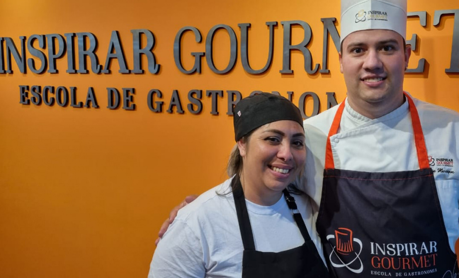 Imigrantes estrangeiros recebem capacitação gratuita para trabalhar em bares e restaurantes