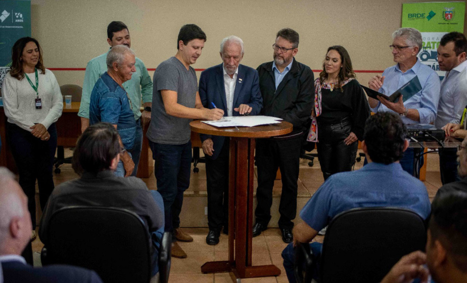 Vice-governador e BRDE assinam R$ 173, 7milhões em contratos no Expoingá -