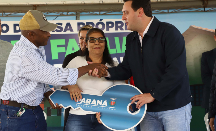 O governador Carlos Massa Ratinho Junior entregou nesta quinta-feira (5) as chaves de 33 novas casas populares a famílias de Juranda, na região Centro-Oeste do Paraná.