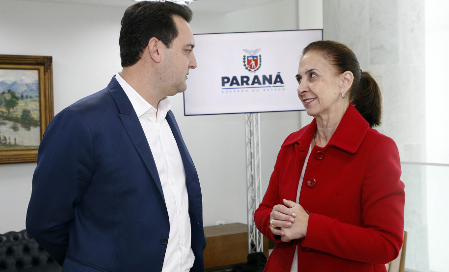 Governador do Paraná, Carlos Massa Ratinho Junior anunciou nesta quarta-feira (25), no Palácio Iguaçu, que o terminal central do município de São José dos Pinhais será incorporado à rede, permitindo um deslocamento mais ágil e econômico ao usuário. A iniciativa vai beneficiar cerca de 2,5 mil pessoas que se deslocam diariamente pelas linhas urbanas e metropolitanas e que, agora, precisarão pagar apenas uma tarifa. Participaram do anúncio o secretário-chefe da Casa Civil, prefeita da cidade, Nina Singer, Joã