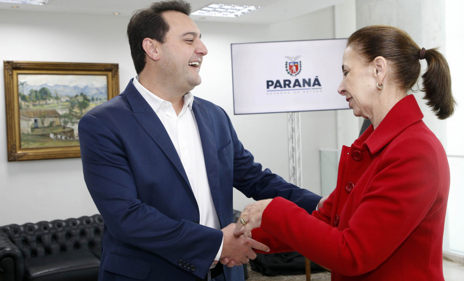 Governador do Paraná, Carlos Massa Ratinho Junior anunciou nesta quarta-feira (25), no Palácio Iguaçu, que o terminal central do município de São José dos Pinhais será incorporado à rede, permitindo um deslocamento mais ágil e econômico ao usuário. A iniciativa vai beneficiar cerca de 2,5 mil pessoas que se deslocam diariamente pelas linhas urbanas e metropolitanas e que, agora, precisarão pagar apenas uma tarifa. Participaram do anúncio o secretário-chefe da Casa Civil, prefeita da cidade, Nina Singer, Joã