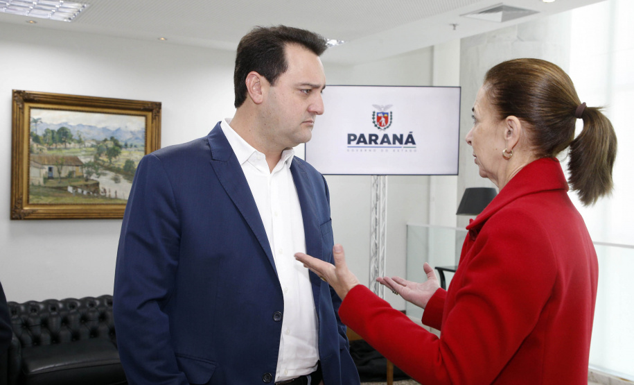 Governador do Paraná, Carlos Massa Ratinho Junior anunciou nesta quarta-feira (25), no Palácio Iguaçu, que o terminal central do município de São José dos Pinhais será incorporado à rede, permitindo um deslocamento mais ágil e econômico ao usuário. A iniciativa vai beneficiar cerca de 2,5 mil pessoas que se deslocam diariamente pelas linhas urbanas e metropolitanas e que, agora, precisarão pagar apenas uma tarifa. Participaram do anúncio o secretário-chefe da Casa Civil, prefeita da cidade, Nina Singer, Joã