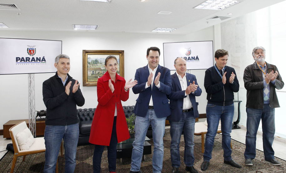 Governador do Paraná, Carlos Massa Ratinho Junior anunciou nesta quarta-feira (25), no Palácio Iguaçu, que o terminal central do município de São José dos Pinhais será incorporado à rede, permitindo um deslocamento mais ágil e econômico ao usuário. A iniciativa vai beneficiar cerca de 2,5 mil pessoas que se deslocam diariamente pelas linhas urbanas e metropolitanas e que, agora, precisarão pagar apenas uma tarifa. Participaram do anúncio o secretário-chefe da Casa Civil, prefeita da cidade, Nina Singer, Joã