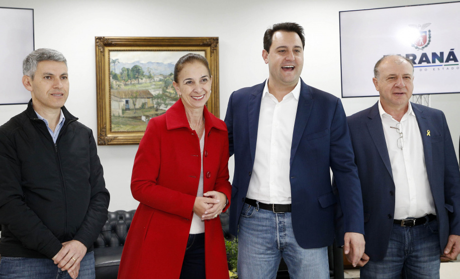 Governador do Paraná, Carlos Massa Ratinho Junior anunciou nesta quarta-feira (25), no Palácio Iguaçu, que o terminal central do município de São José dos Pinhais será incorporado à rede, permitindo um deslocamento mais ágil e econômico ao usuário. A iniciativa vai beneficiar cerca de 2,5 mil pessoas que se deslocam diariamente pelas linhas urbanas e metropolitanas e que, agora, precisarão pagar apenas uma tarifa. Participaram do anúncio o secretário-chefe da Casa Civil, prefeita da cidade, Nina Singer, Joã