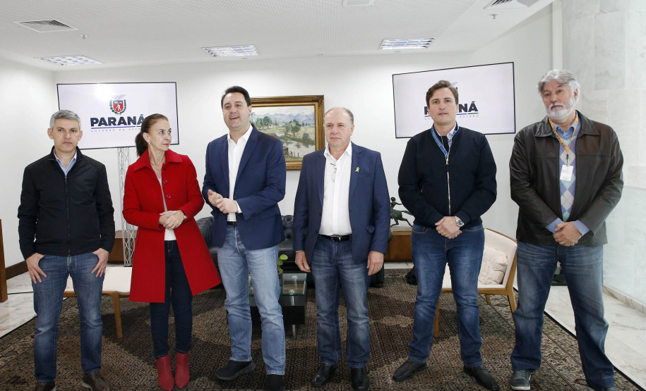 Governador do Paraná, Carlos Massa Ratinho Junior anunciou nesta quarta-feira (25), no Palácio Iguaçu, que o terminal central do município de São José dos Pinhais será incorporado à rede, permitindo um deslocamento mais ágil e econômico ao usuário. A iniciativa vai beneficiar cerca de 2,5 mil pessoas que se deslocam diariamente pelas linhas urbanas e metropolitanas e que, agora, precisarão pagar apenas uma tarifa. Participaram do anúncio o secretário-chefe da Casa Civil, prefeita da cidade, Nina Singer, Joã