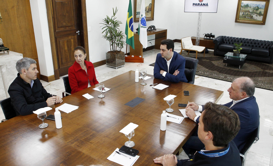 Governador do Paraná, Carlos Massa Ratinho Junior anunciou nesta quarta-feira (25), no Palácio Iguaçu, que o terminal central do município de São José dos Pinhais será incorporado à rede, permitindo um deslocamento mais ágil e econômico ao usuário. A iniciativa vai beneficiar cerca de 2,5 mil pessoas que se deslocam diariamente pelas linhas urbanas e metropolitanas e que, agora, precisarão pagar apenas uma tarifa. Participaram do anúncio o secretário-chefe da Casa Civil, prefeita da cidade, Nina Singer, Joã