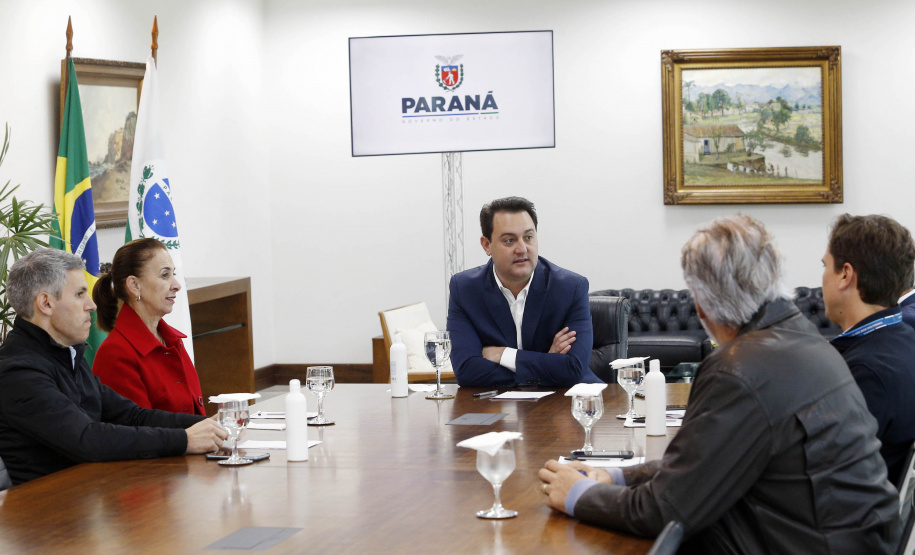 Governador do Paraná, Carlos Massa Ratinho Junior anunciou nesta quarta-feira (25), no Palácio Iguaçu, que o terminal central do município de São José dos Pinhais será incorporado à rede, permitindo um deslocamento mais ágil e econômico ao usuário. A iniciativa vai beneficiar cerca de 2,5 mil pessoas que se deslocam diariamente pelas linhas urbanas e metropolitanas e que, agora, precisarão pagar apenas uma tarifa. Participaram do anúncio o secretário-chefe da Casa Civil, prefeita da cidade, Nina Singer, Joã