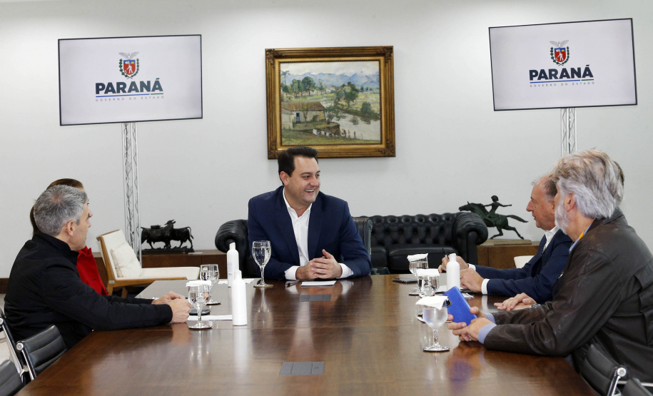 Governador do Paraná, Carlos Massa Ratinho Junior anunciou nesta quarta-feira (25), no Palácio Iguaçu, que o terminal central do município de São José dos Pinhais será incorporado à rede, permitindo um deslocamento mais ágil e econômico ao usuário. A iniciativa vai beneficiar cerca de 2,5 mil pessoas que se deslocam diariamente pelas linhas urbanas e metropolitanas e que, agora, precisarão pagar apenas uma tarifa. Participaram do anúncio o secretário-chefe da Casa Civil, prefeita da cidade, Nina Singer, Joã