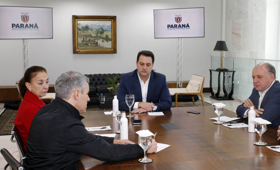 Governador do Paraná, Carlos Massa Ratinho Junior anunciou nesta quarta-feira (25), no Palácio Iguaçu, que o terminal central do município de São José dos Pinhais será incorporado à rede, permitindo um deslocamento mais ágil e econômico ao usuário. A iniciativa vai beneficiar cerca de 2,5 mil pessoas que se deslocam diariamente pelas linhas urbanas e metropolitanas e que, agora, precisarão pagar apenas uma tarifa. Participaram do anúncio o secretário-chefe da Casa Civil, prefeita da cidade, Nina Singer, Joã