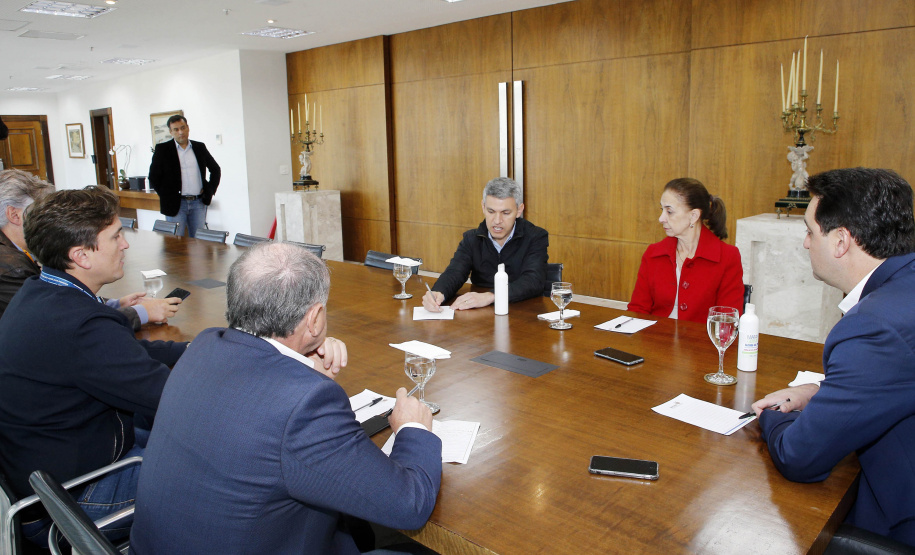 Governador do Paraná, Carlos Massa Ratinho Junior anunciou nesta quarta-feira (25), no Palácio Iguaçu, que o terminal central do município de São José dos Pinhais será incorporado à rede, permitindo um deslocamento mais ágil e econômico ao usuário. A iniciativa vai beneficiar cerca de 2,5 mil pessoas que se deslocam diariamente pelas linhas urbanas e metropolitanas e que, agora, precisarão pagar apenas uma tarifa. Participaram do anúncio o secretário-chefe da Casa Civil, prefeita da cidade, Nina Singer, Joã