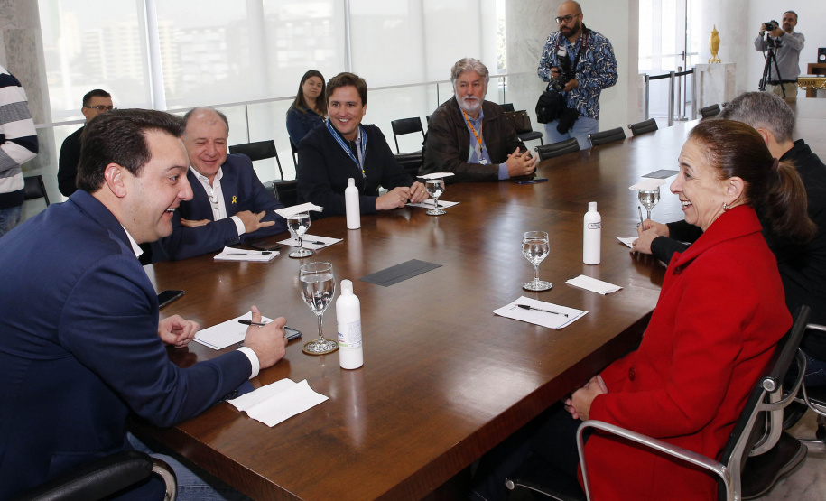 Governador do Paraná, Carlos Massa Ratinho Junior anunciou nesta quarta-feira (25), no Palácio Iguaçu, que o terminal central do município de São José dos Pinhais será incorporado à rede, permitindo um deslocamento mais ágil e econômico ao usuário. A iniciativa vai beneficiar cerca de 2,5 mil pessoas que se deslocam diariamente pelas linhas urbanas e metropolitanas e que, agora, precisarão pagar apenas uma tarifa. Participaram do anúncio o secretário-chefe da Casa Civil, prefeita da cidade, Nina Singer, Joã