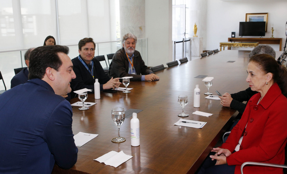 Governador do Paraná, Carlos Massa Ratinho Junior anunciou nesta quarta-feira (25), no Palácio Iguaçu, que o terminal central do município de São José dos Pinhais será incorporado à rede, permitindo um deslocamento mais ágil e econômico ao usuário. A iniciativa vai beneficiar cerca de 2,5 mil pessoas que se deslocam diariamente pelas linhas urbanas e metropolitanas e que, agora, precisarão pagar apenas uma tarifa. Participaram do anúncio o secretário-chefe da Casa Civil, prefeita da cidade, Nina Singer, Joã