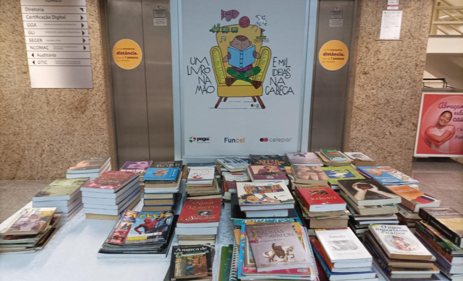 Celepar conecta novos leitores em ação solidária do dia do Livro