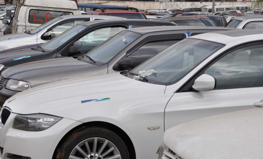 Detran realiza leilão de 10.475 veículos, nas condições de reciclagem, sucata e atos à circulação em via pública