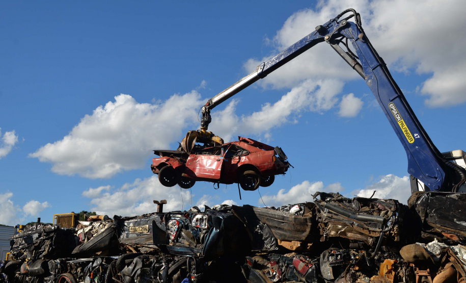 Detran realiza leilão de 10.475 veículos, nas condições de reciclagem, sucata e atos à circulação em via pública