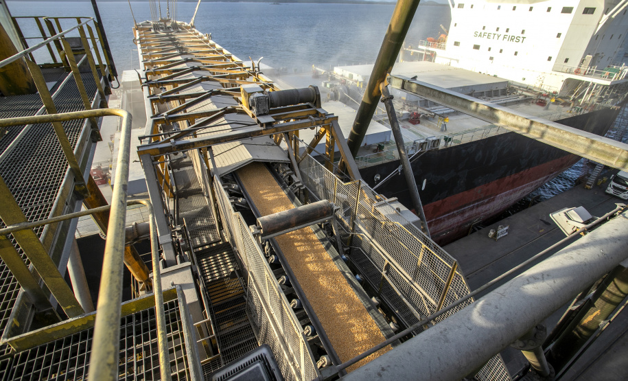 Volume de granéis embarcado a leste do Porto de Paranaguá aumenta 7,4% no 1º quadrimestre do ano