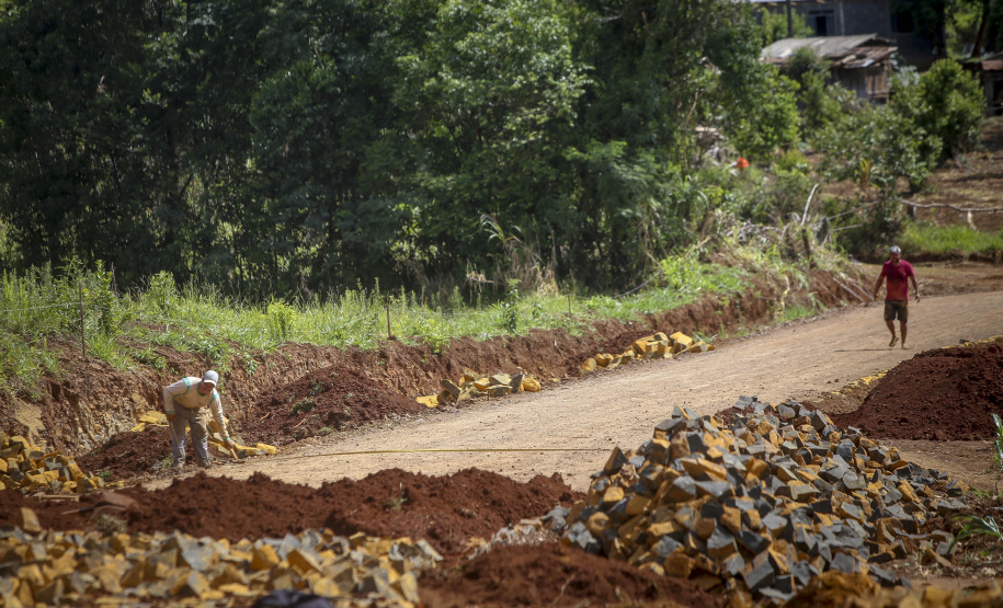 Estado investe R$ 304 milhões na pavimentação de 1.000 quilômetros de estradas rurais em três anos
