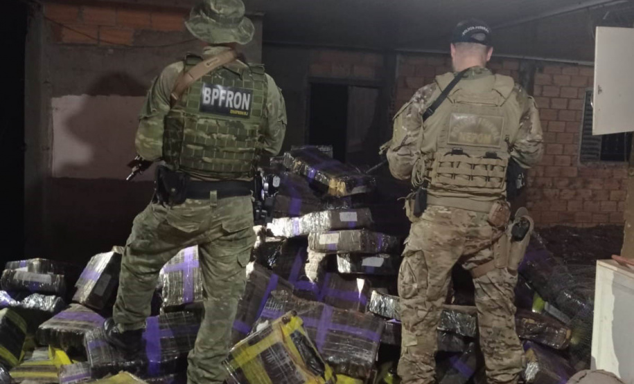BPFRON e Polícia Federal apreendem 2,8 toneladas de drogas em Santa Helena-PR