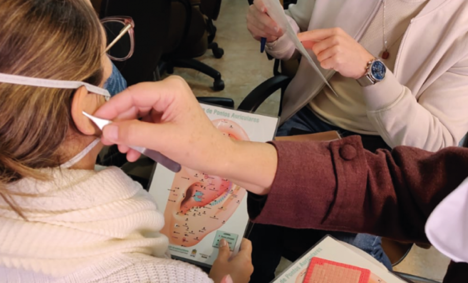 Saúde oferece curso gratuito de formação em auriculoterapia para atuar no SUS