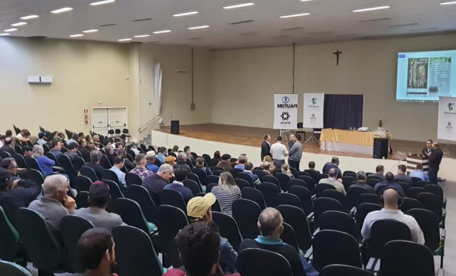 Produtores do Sudoeste debatem tecnologias para impulsionar a produção de uvas