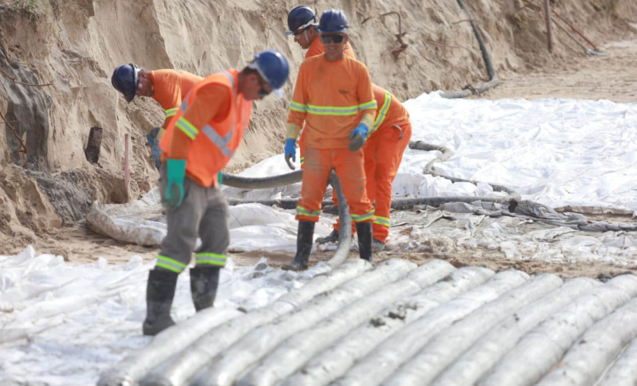 Proteções costeiras começam a ser implantadas na orla de Matinhos