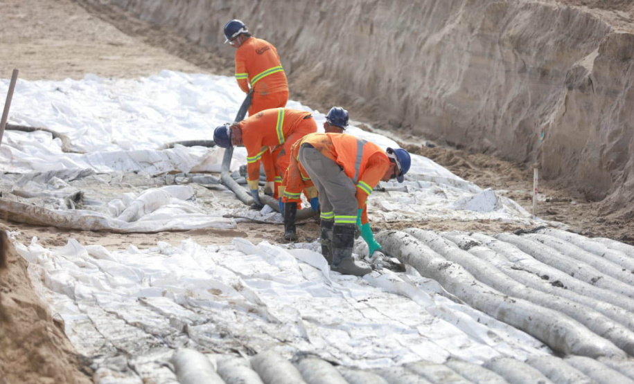 Proteções costeiras começam a ser implantadas na orla de Matinhos