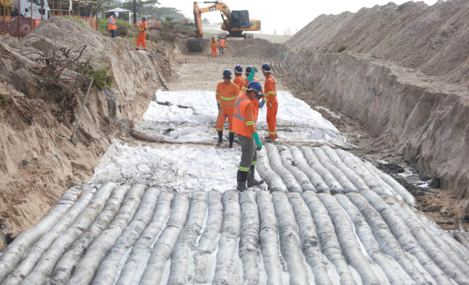 Proteções costeiras começam a ser implantadas na orla de Matinhos