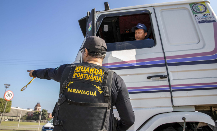 Portos do Paraná promove blitz educativa alinhada com o Movimento Maio Amarelo