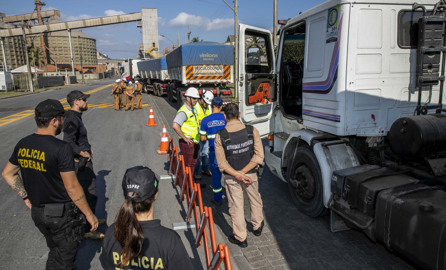 Portos do Paraná promove blitz educativa alinhada com o Movimento Maio Amarelo