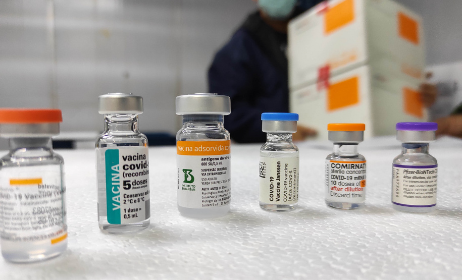 Mais de 110 mil vacinas contra a Covid-19 reabastecem Regionais de Saúde