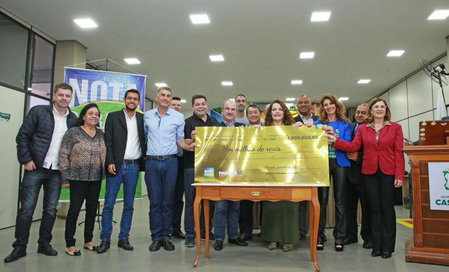 Professora da rede estadual de ensino em Cascavel recebe cheque milionário do Nota Paraná