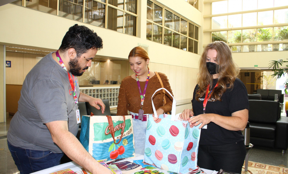 Celepar conecta novos leitores em ação solidária do dia do Livro