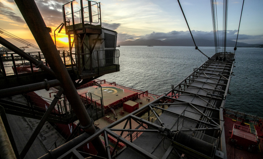 Volume de granéis embarcado a leste do Porto de Paranaguá aumenta 7,4% no 1º quadrimestre do ano