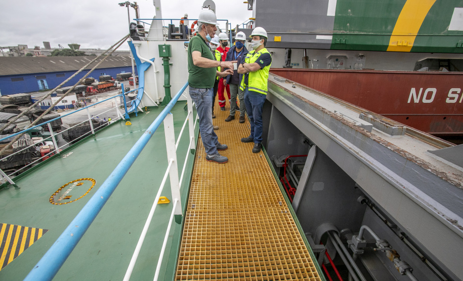 Porto de Paranaguá recebe navio com tecnologia sustentável