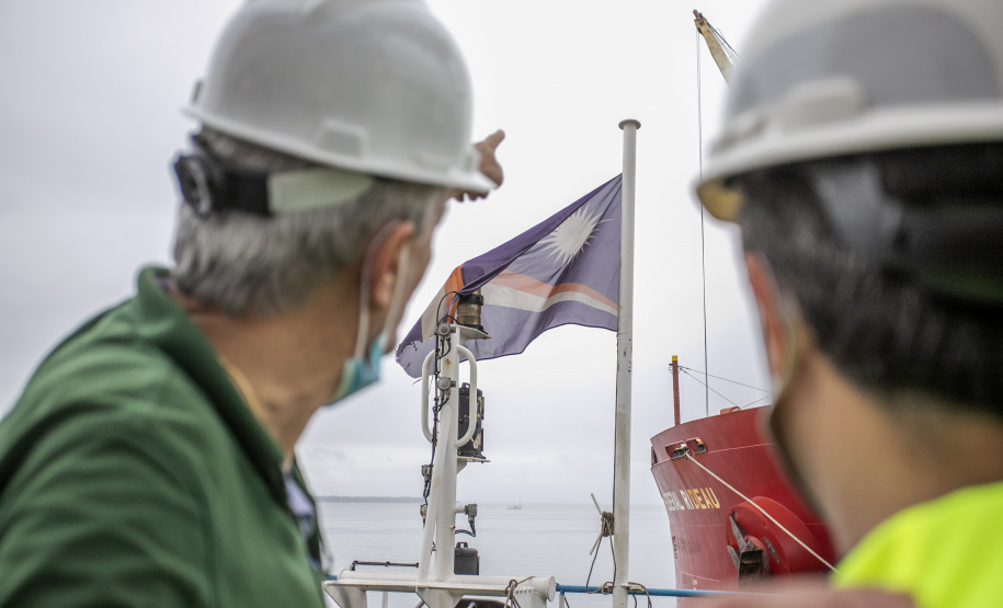 Porto de Paranaguá recebe navio com tecnologia sustentável