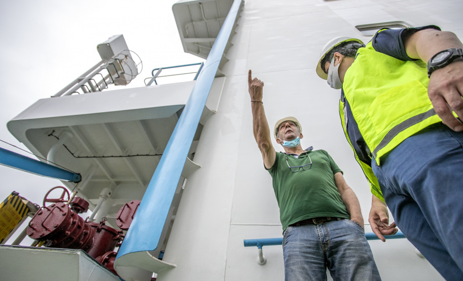 Porto de Paranaguá recebe navio com tecnologia sustentável