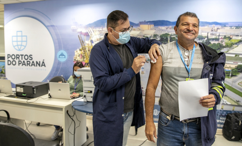 Trabalhadores portuários de Paranaguá recebem vacina contra Covid-19 e Influenza H3N2