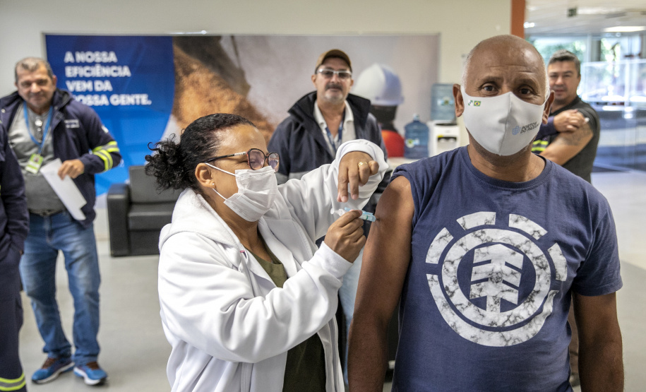 Trabalhadores portuários de Paranaguá recebem vacina contra Covid-19 e Influenza H3N2
