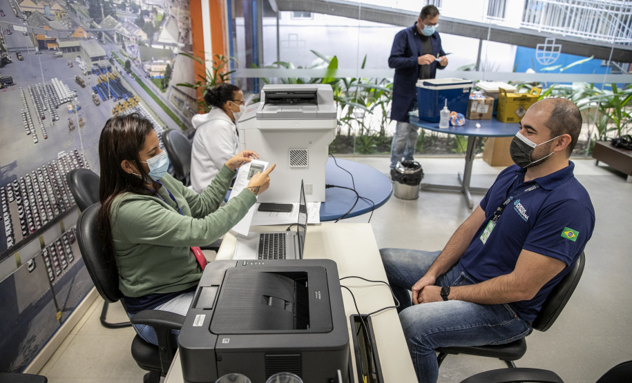 Trabalhadores portuários de Paranaguá recebem vacina contra Covid-19 e Influenza H3N2