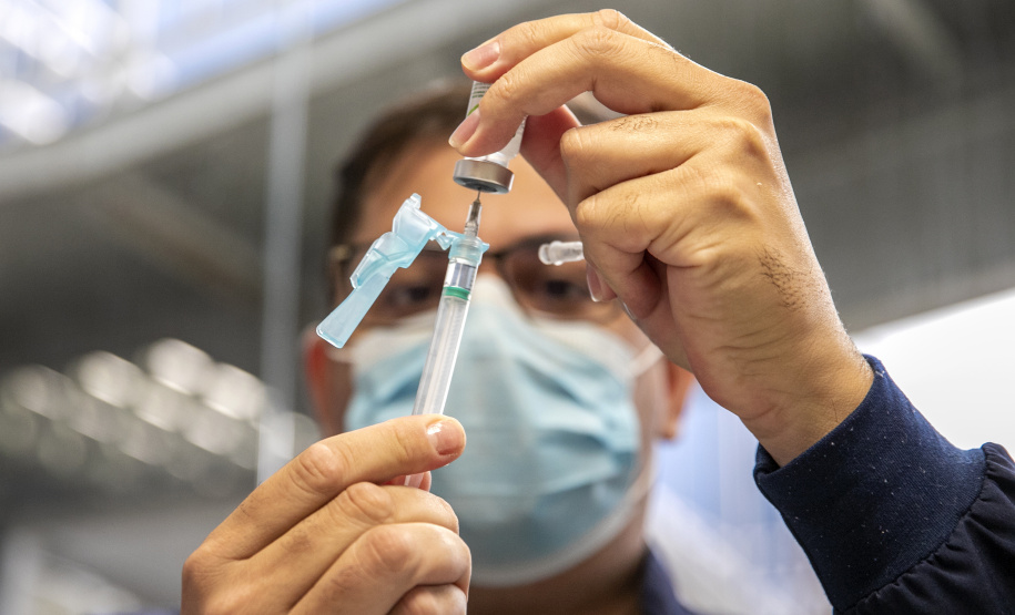 Trabalhadores portuários de Paranaguá recebem vacina contra Covid-19 e Influenza H3N2