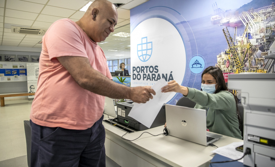 Trabalhadores portuários de Paranaguá recebem vacina contra Covid-19 e Influenza H3N2