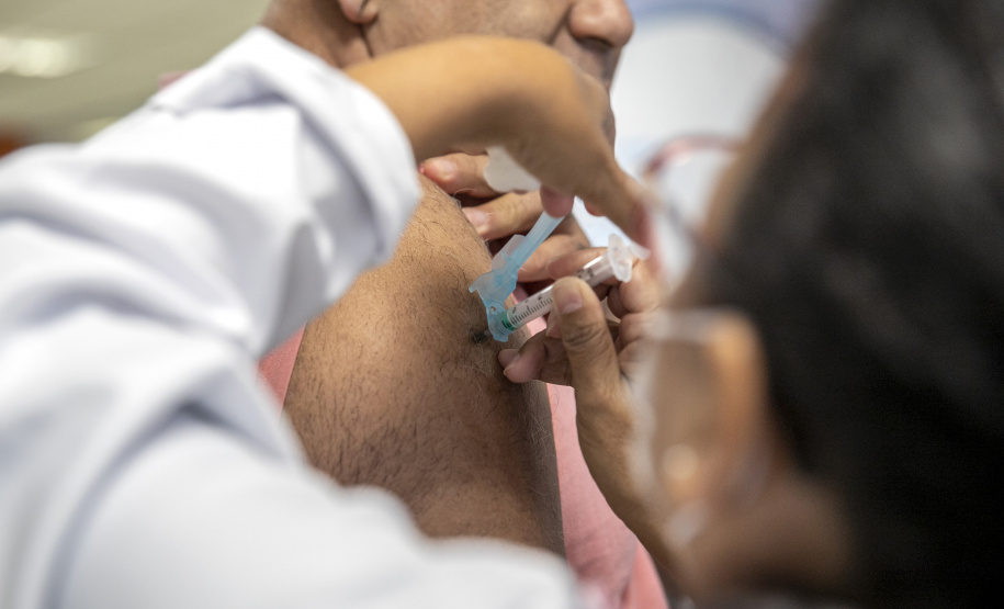 Trabalhadores portuários de Paranaguá recebem vacina contra Covid-19 e Influenza H3N2