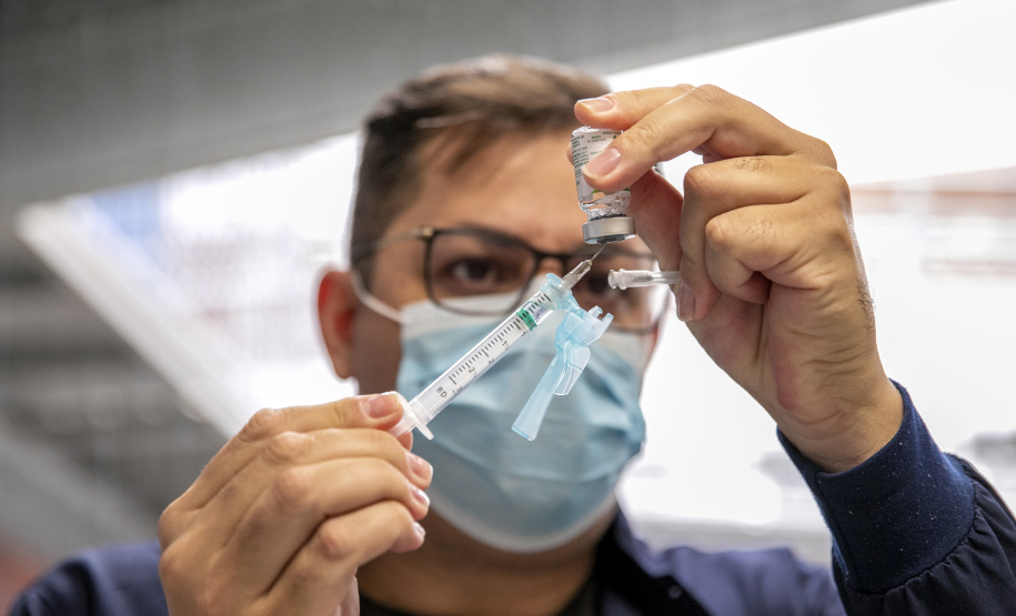 Trabalhadores portuários de Paranaguá recebem vacina contra Covid-19 e Influenza H3N2