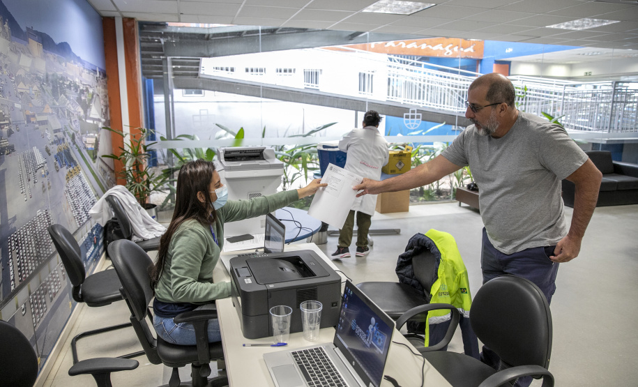 Trabalhadores portuários de Paranaguá recebem vacina contra Covid-19 e Influenza H3N2
