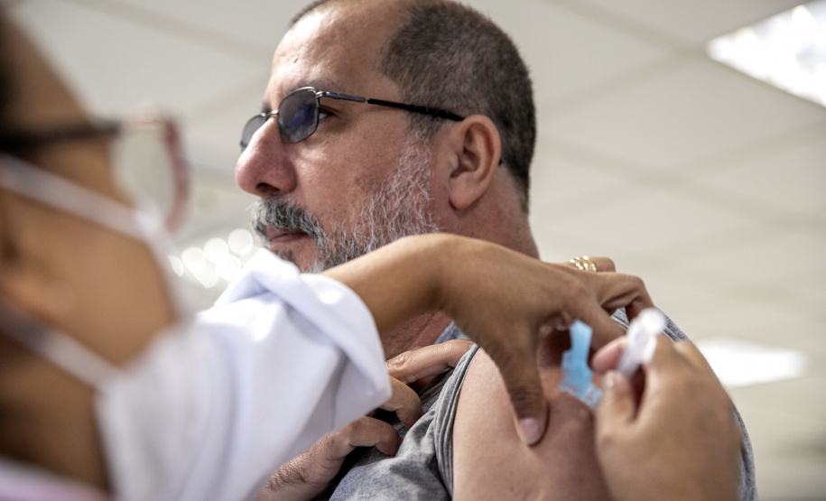 Trabalhadores portuários de Paranaguá recebem vacina contra Covid-19 e Influenza H3N2