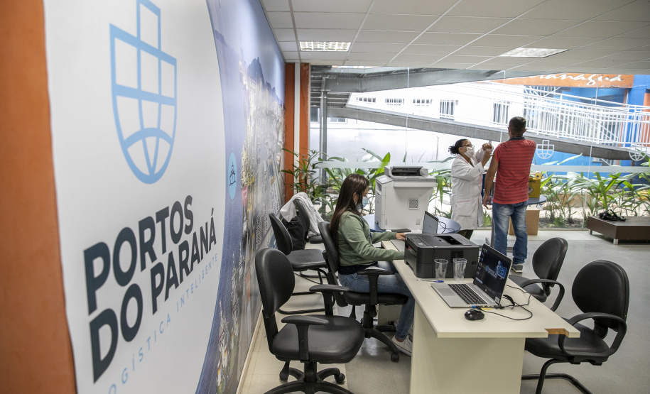 Trabalhadores portuários de Paranaguá recebem vacina contra Covid-19 e Influenza H3N2