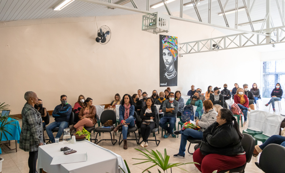 Combate ao racismo é tema de palestras em colégios estaduais