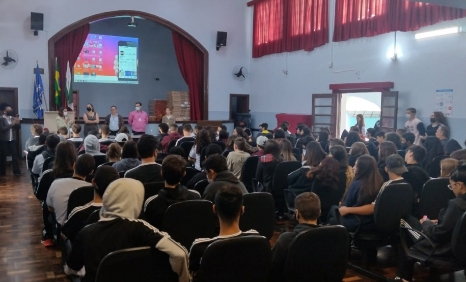 Estudantes assistem a palestra de orientação e prevenção do assédio sexual