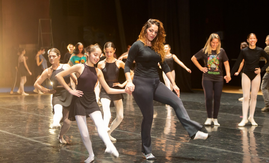 Escola de Dança Teatro Guaíra celebra Dia das Mães no palco do Guairão